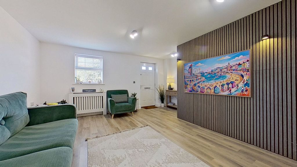 Property photo 2 of 32