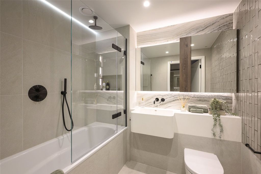 Property photo 3 of 10 Bathroom
