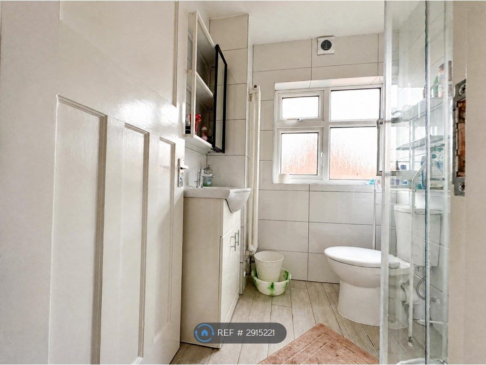 Property photo 3 of 7 Shared Bathroom