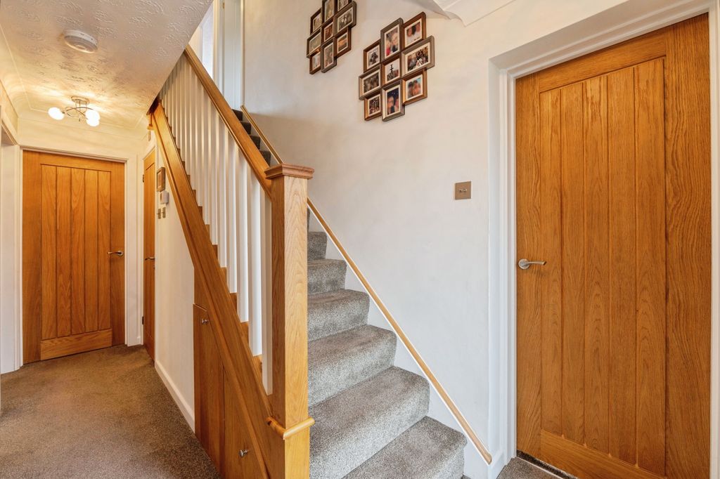 Property photo 2 of 18 Entrance Hallway
