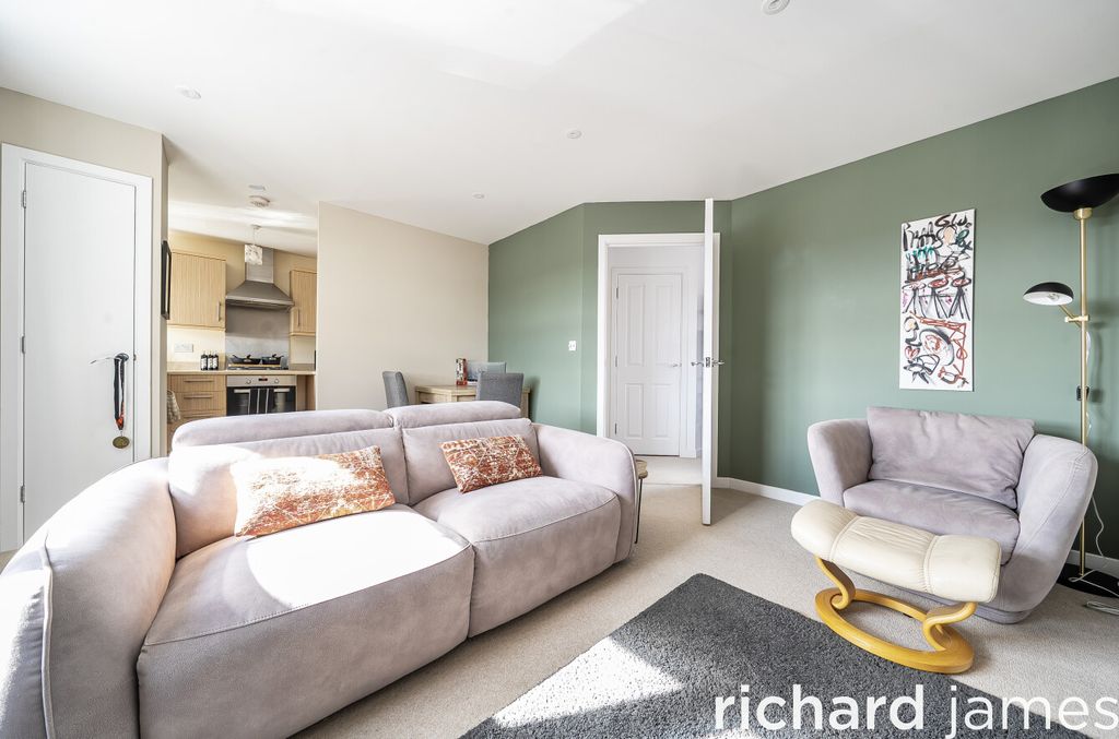 Property photo 3 of 11 9Df8ce1Fe2384Af49F5412F1A4539E78