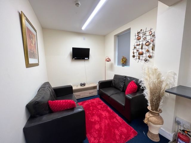 Property photo 1 of 11 Lounge