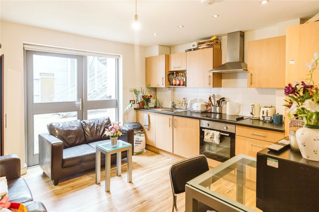 Property photo 2 of 9 Picture No. 11