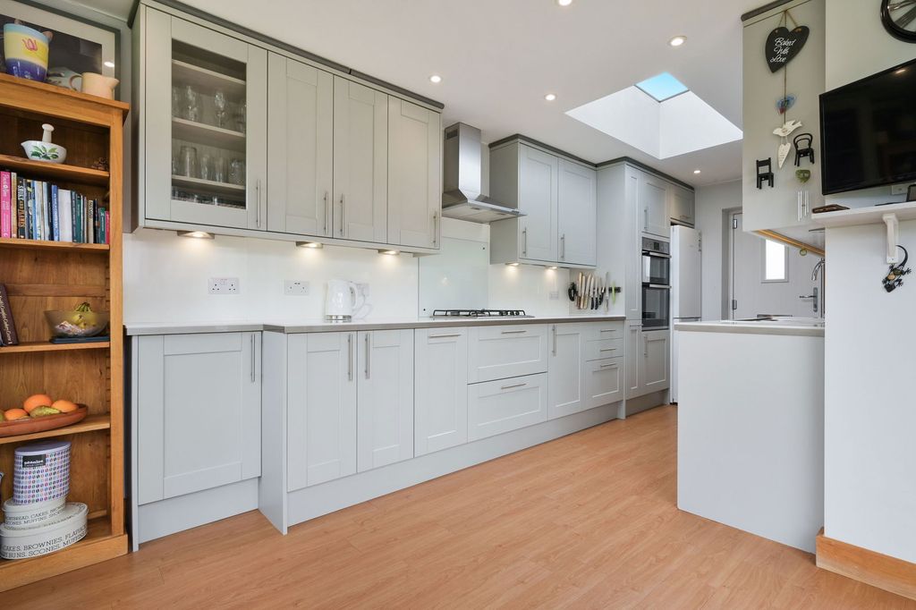 Property photo 2 of 28