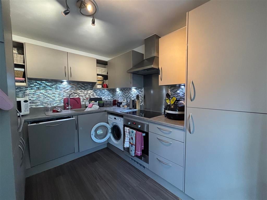 Property photo 3 of 11 Kitchen