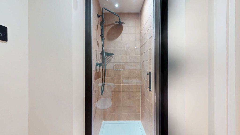Property photo 2 of 10 Bathroom