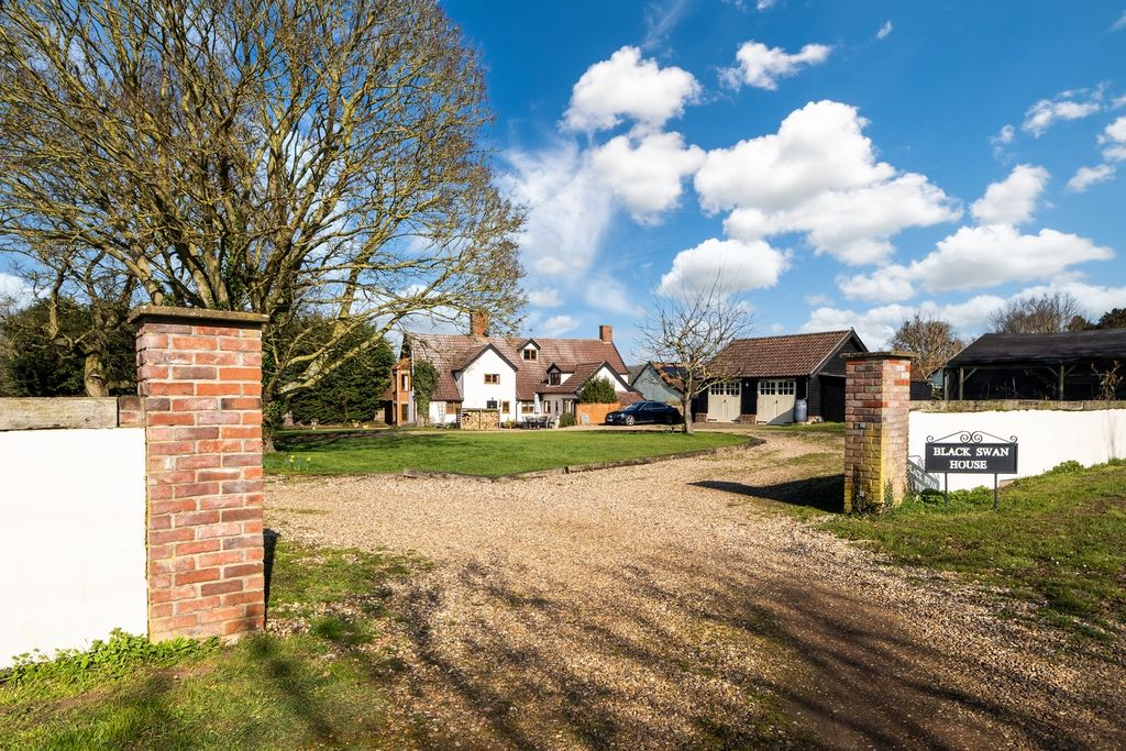Property photo 1 of 35 1440Px_Black Swan House - 1