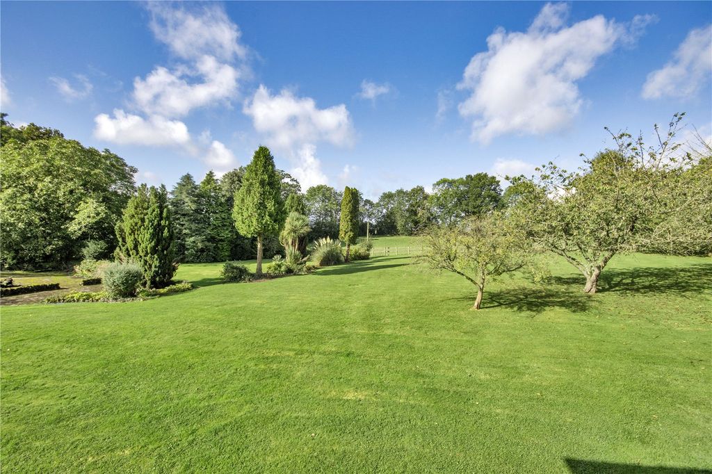 Property photo 2 of 18 Gardens