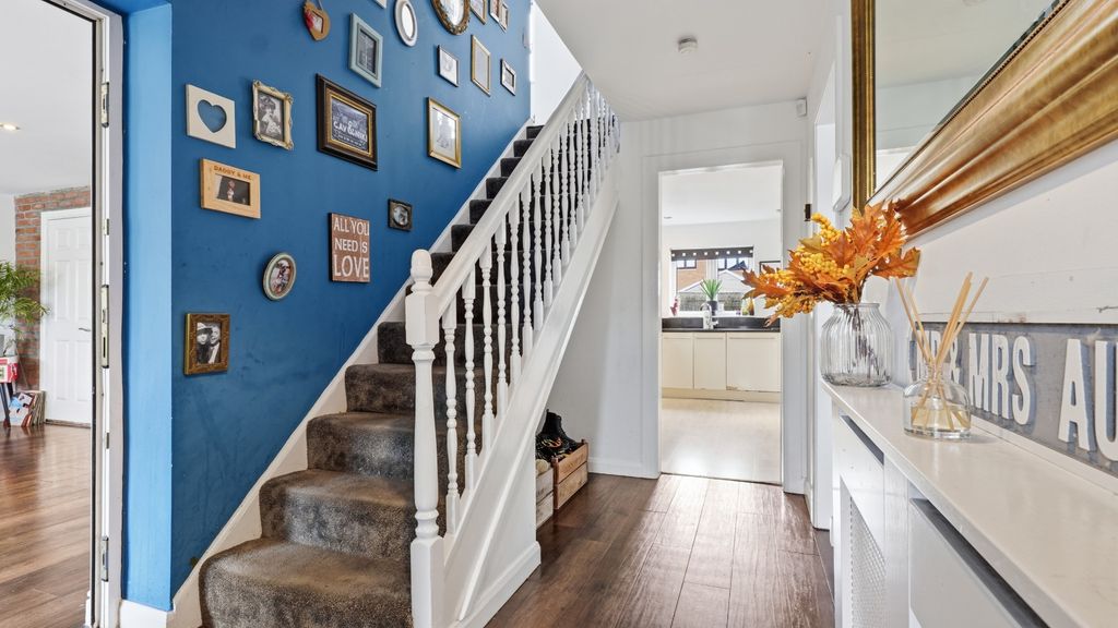 Property photo 2 of 37 5366405
