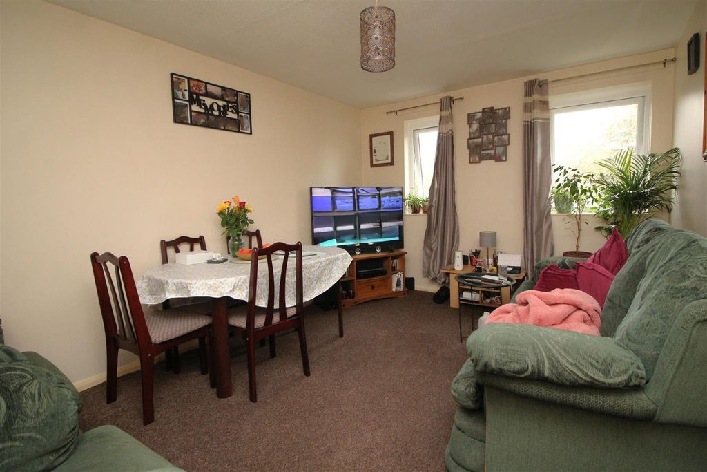 Property photo 3 of 6 39 Less Lounge.Jpg