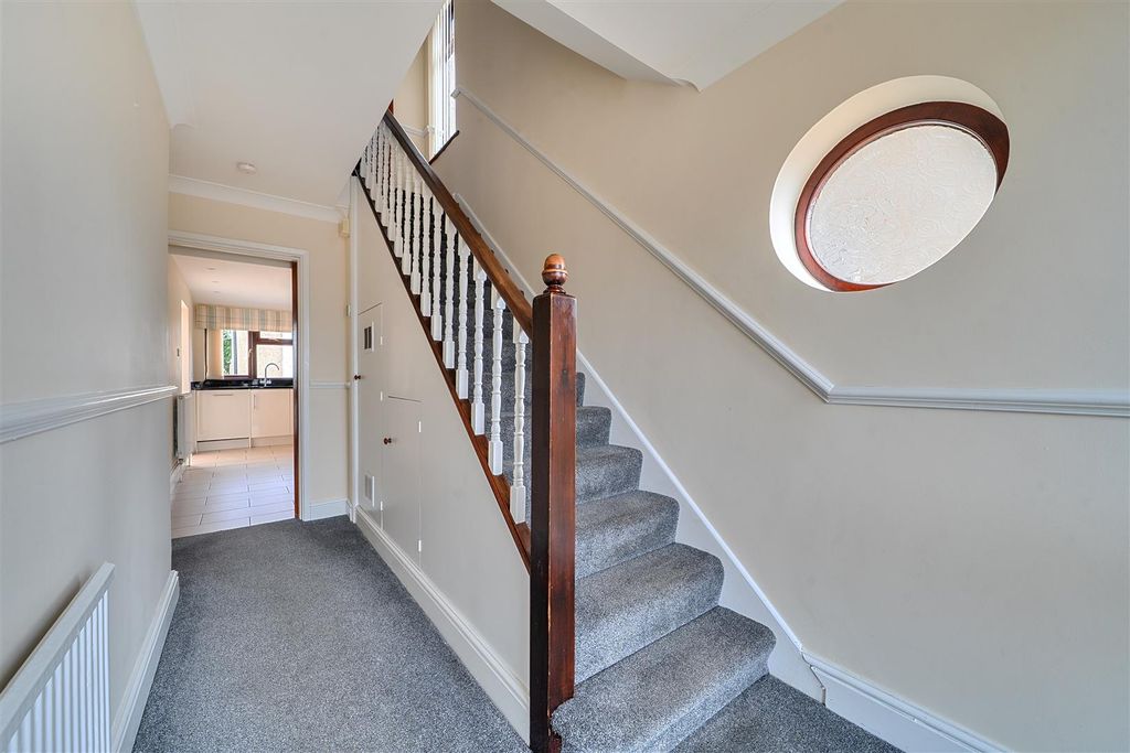 Property photo 3 of 19 Entrance Hall