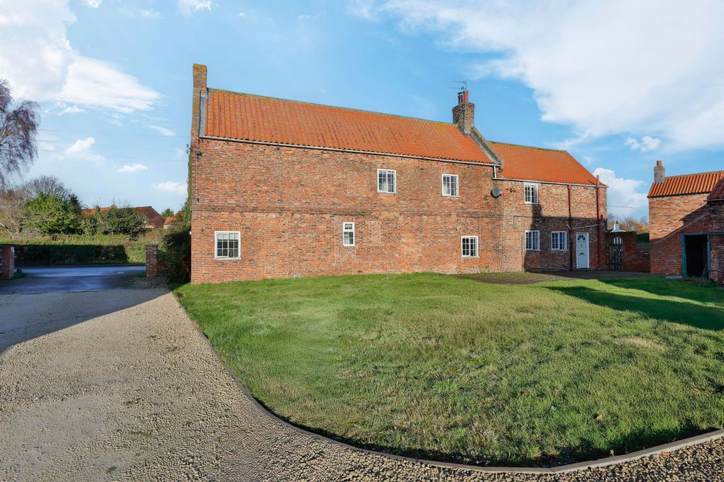 Property photo 2 of 31