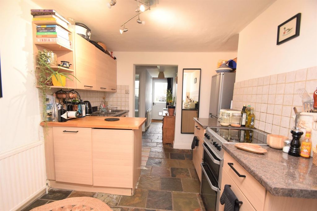 Property photo 3 of 8 Kitchen