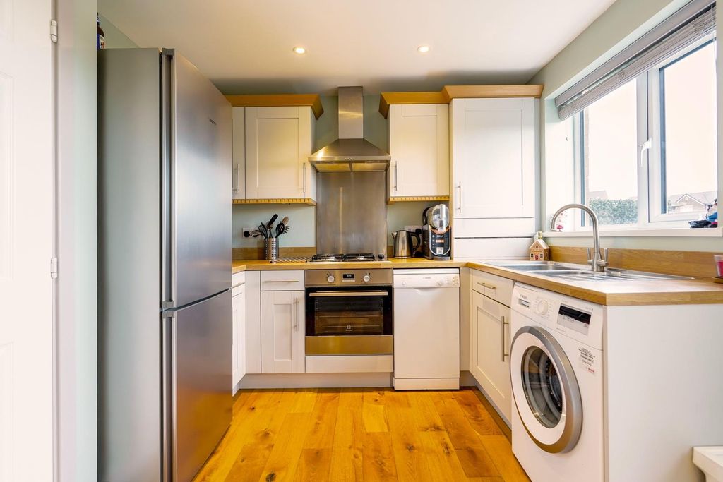 Property photo 3 of 8 Kitchen