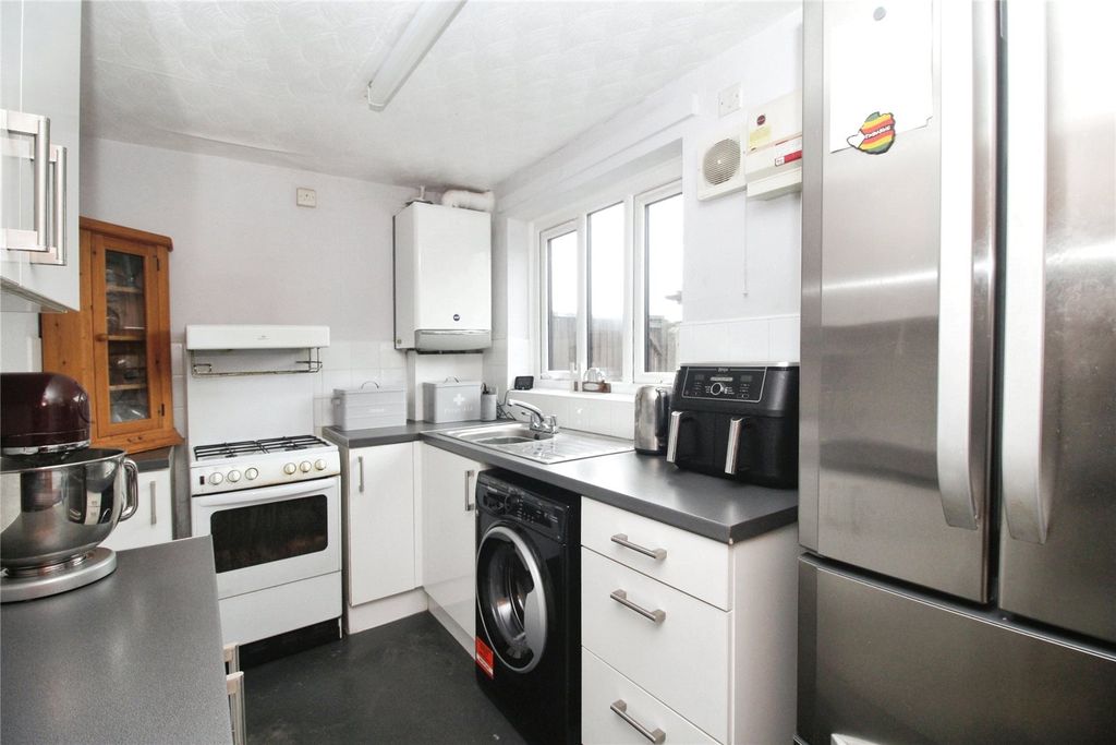 Property photo 3 of 9 Kitchen