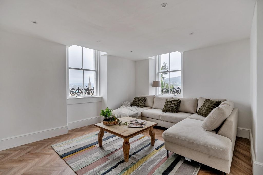 Property photo 2 of 24 Lounge