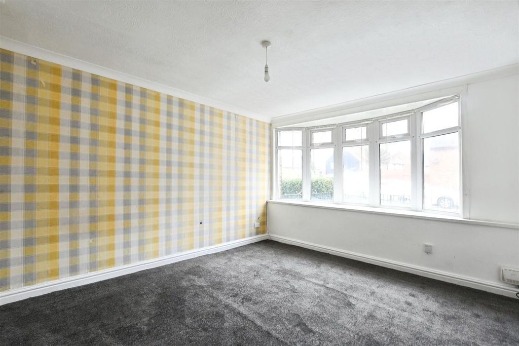 Property photo 3 of 18 Lounge