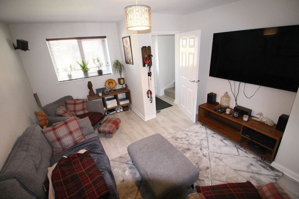 Property photo 2 of 21 Living Room