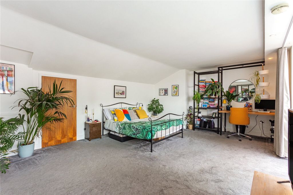 Property photo 1 of 17 Bedroom One