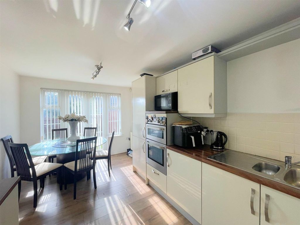 Property photo 2 of 18 Kitchen / Diner