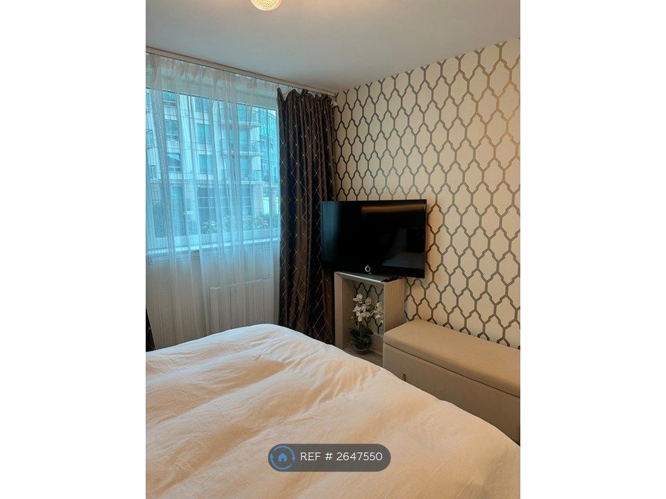 Property photo 2 of 6 En Suite Bedroom