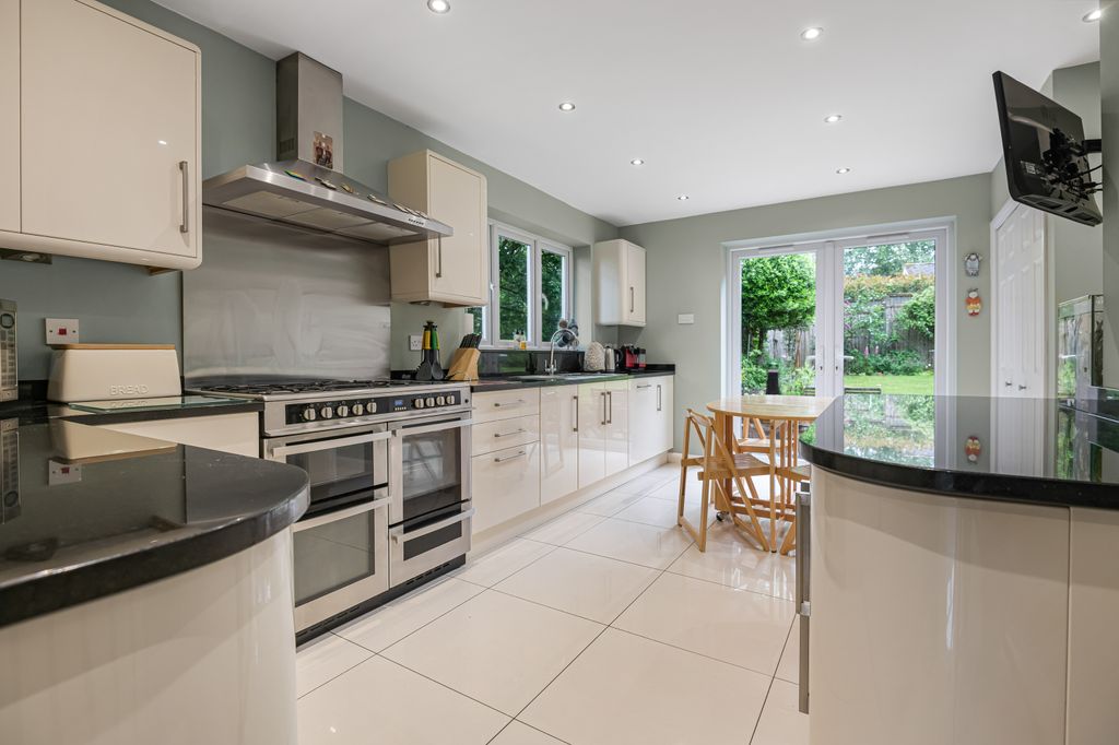 Property photo 2 of 11 Kitchen