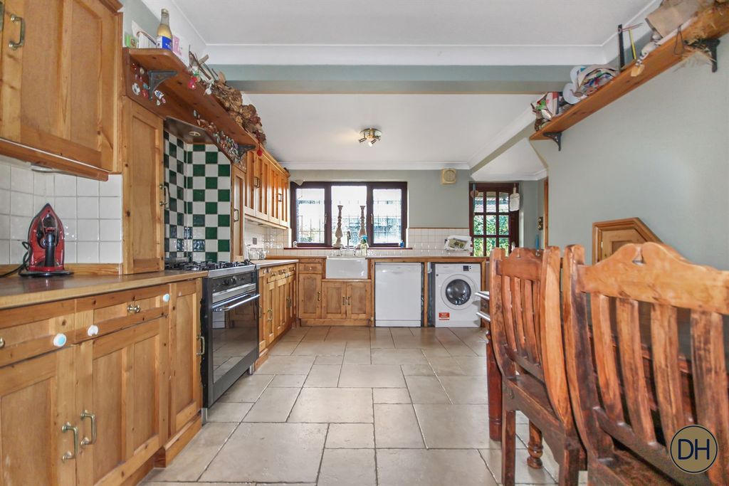 Property photo 3 of 12 Queens Road