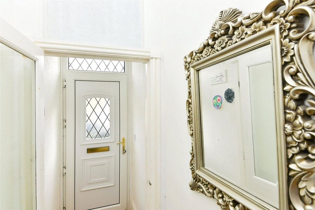 Property photo 2 of 16 Entrance Hall