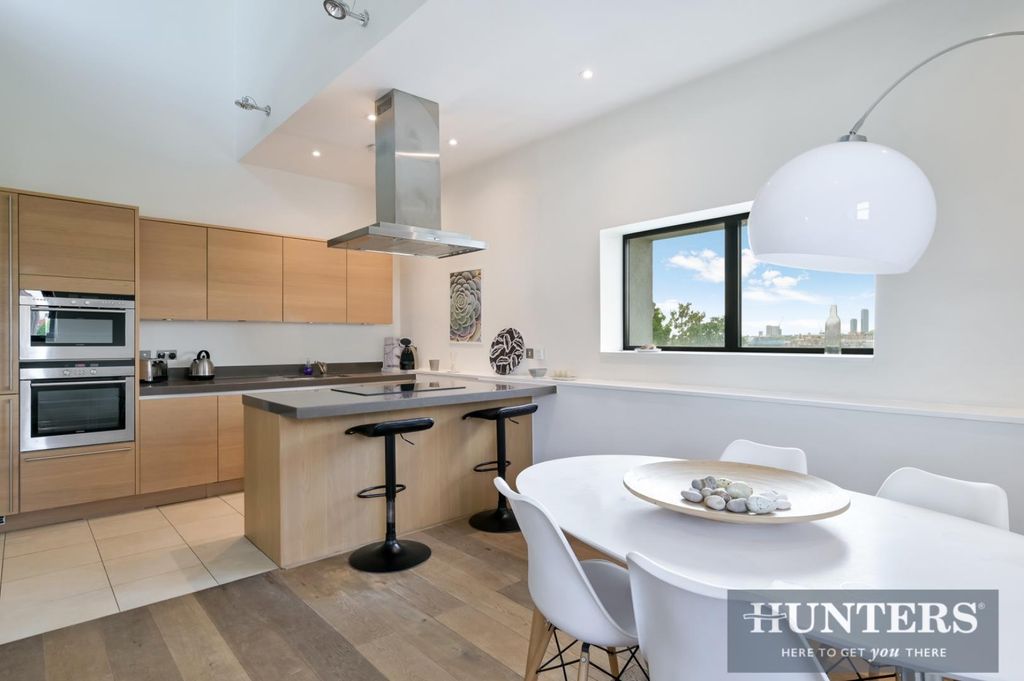 Property photo 2 of 8 Bazalgette Court-3.Jpg
