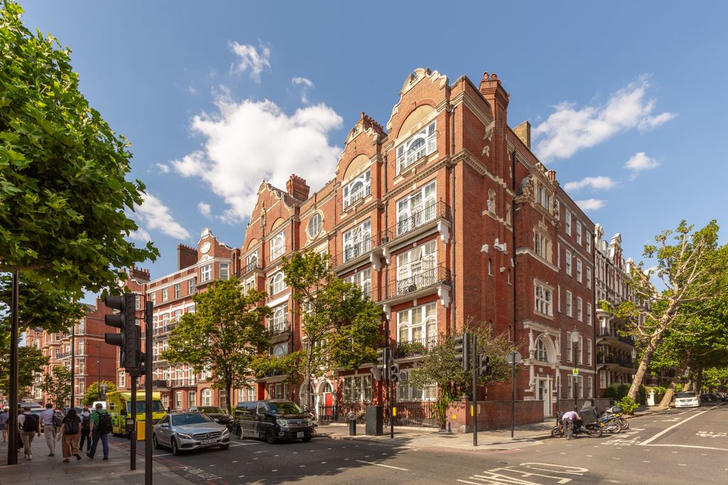Property photo 1 of 15 Flat 14, 4 The Mansions, Earl's Court Road, London, Sw5 9Bw