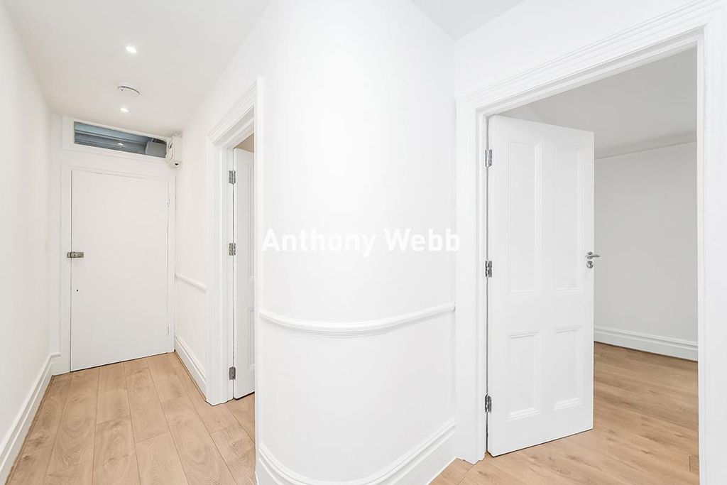 Property photo 3 of 11 Hallway