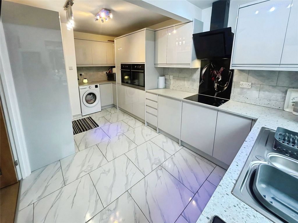 Property photo 3 of 16 Fitted Kitchen