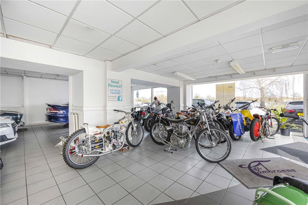 Property photo 3 of 22 Showroom