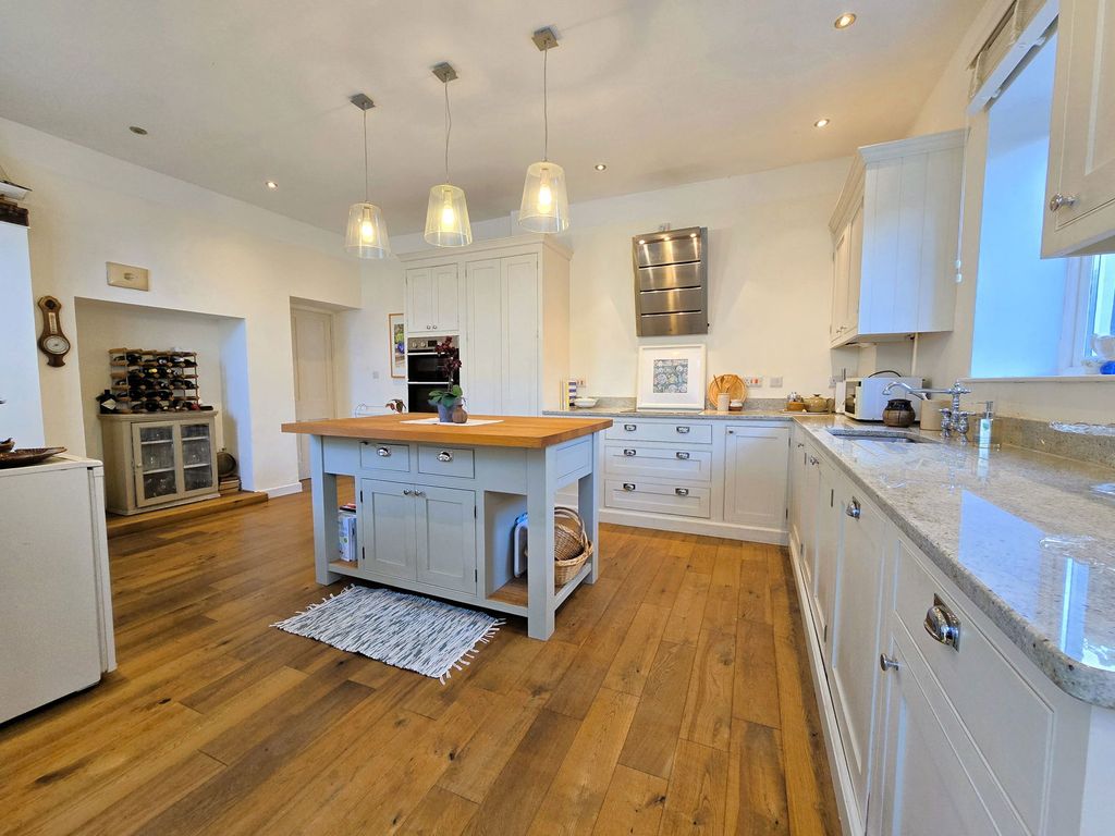Property photo 3 of 32