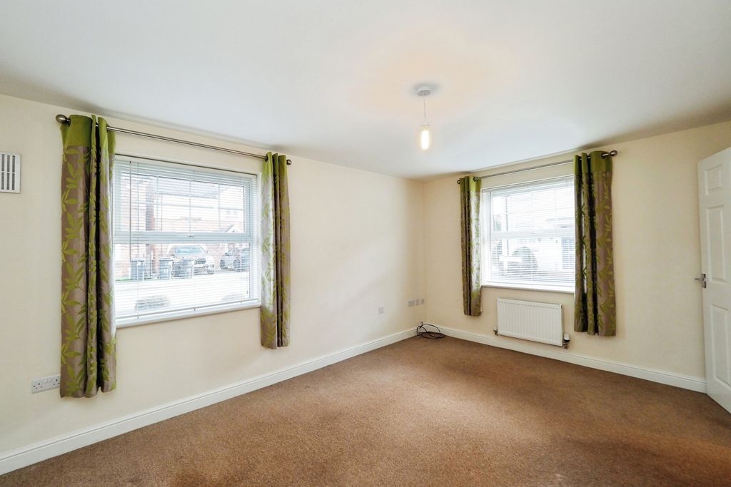 Property photo 3 of 16 Lounge