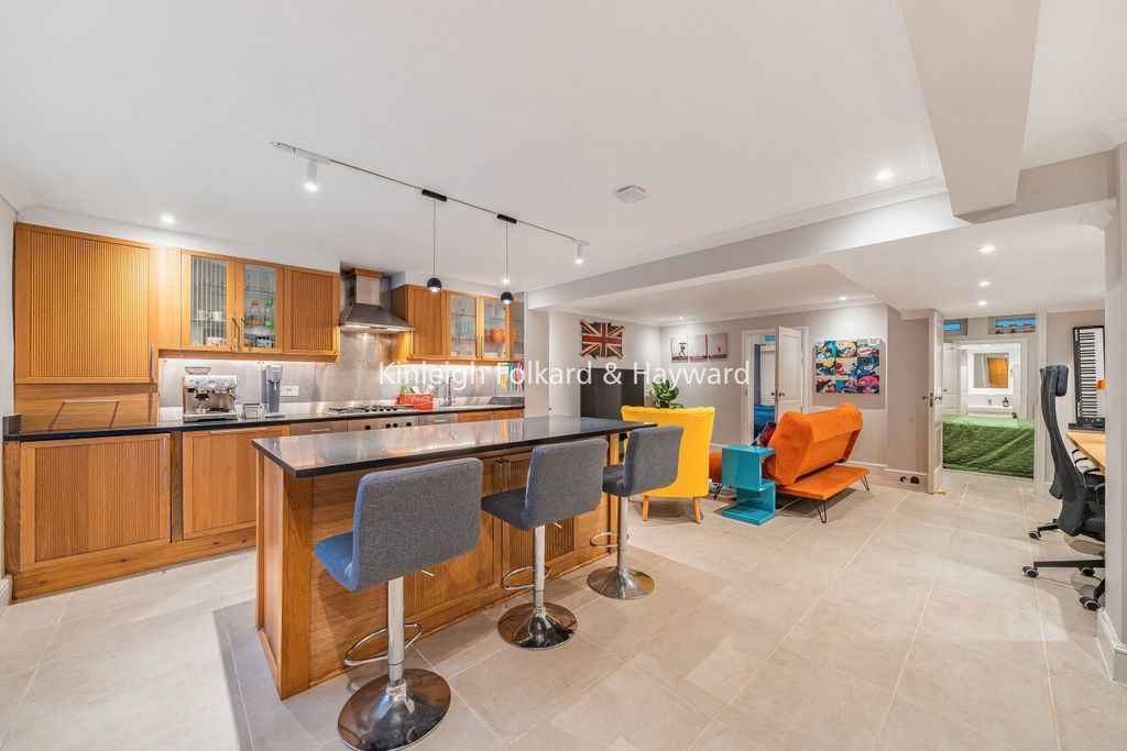 Property photo 2 of 11 Picture No. 23