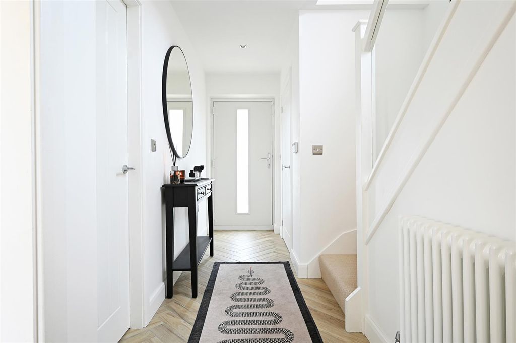 Property photo 3 of 29 Entrance Hall