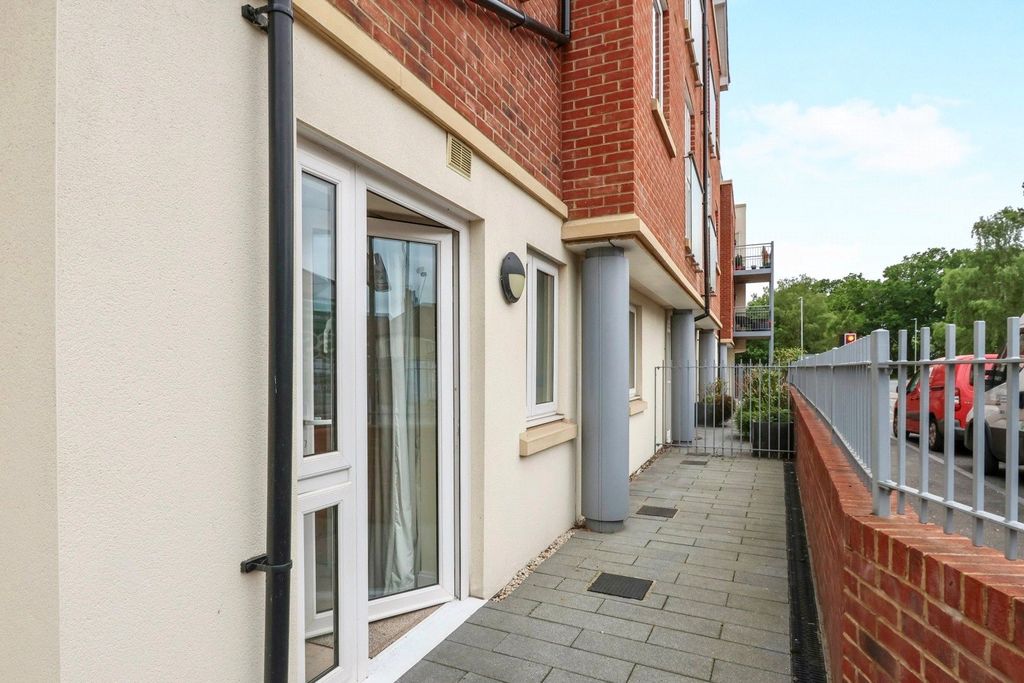1 bed flat for saleMacaulay Road, Broadstone, Dorset BH18 photo 4