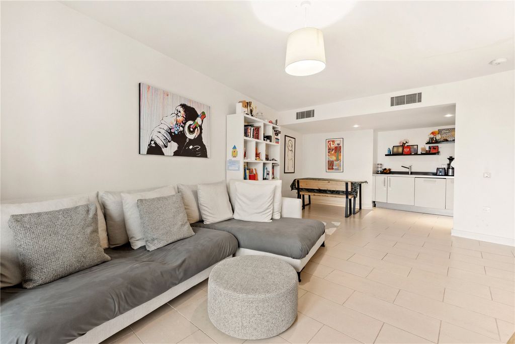 Property photo 3 of 7 Reception/Kithchen