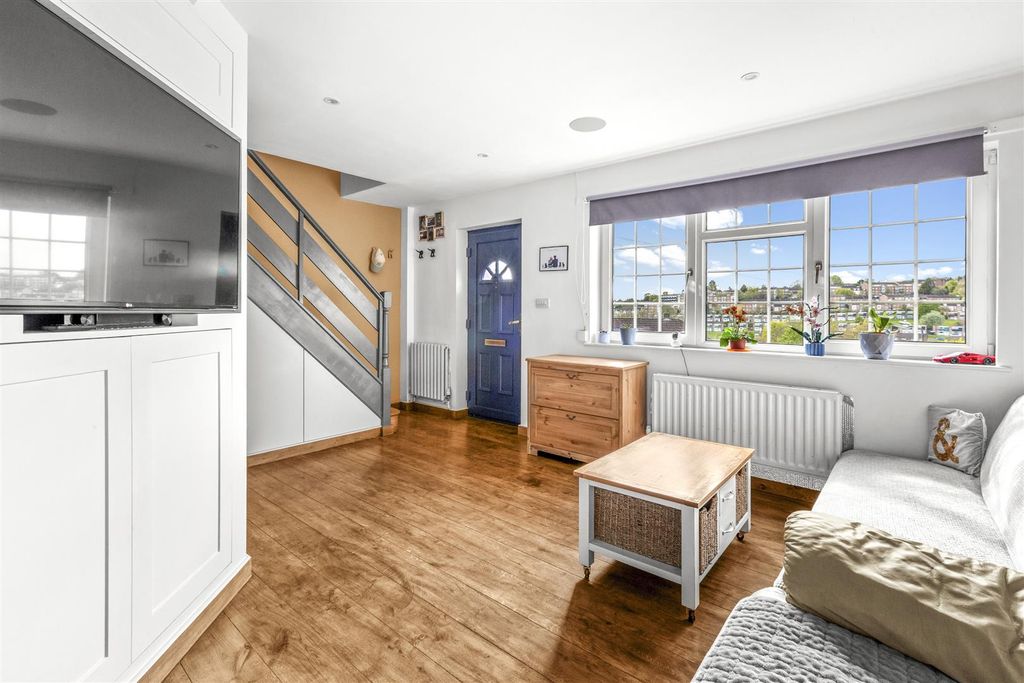 Property photo 2 of 15 Hawthorne Rd-5.Jpg