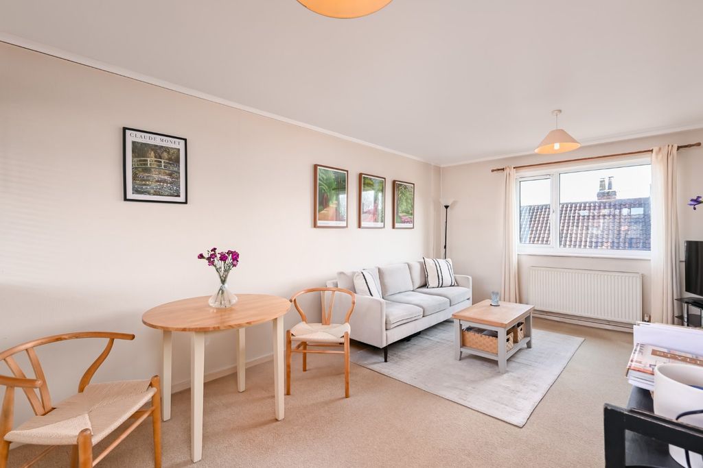 Property photo 3 of 12 Picture 3