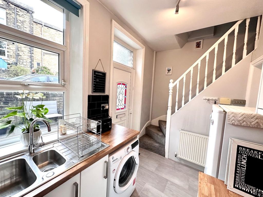 Property photo 2 of 14 Modern Kitchen