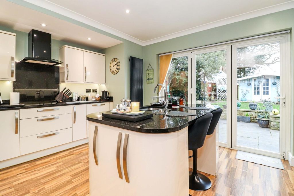 Property photo 2 of 18 Kitchen/Breakfast