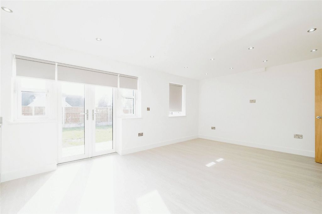 Property photo 3 of 16 Dining Area