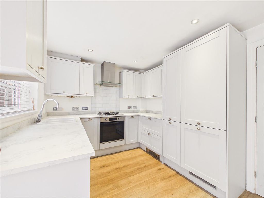 Property photo 3 of 14 Cam03303G0-Pr0315-Still005.Jpg