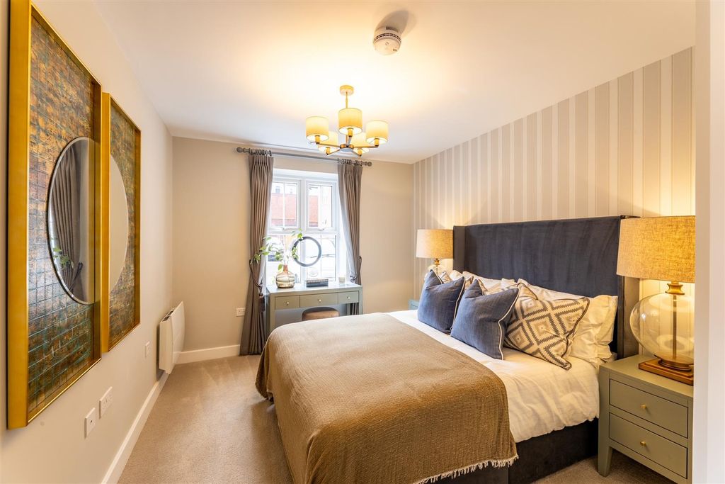 2 bed flat for salePriory Place, Alcester Road, Studley, Warwickshire B80 photo 5