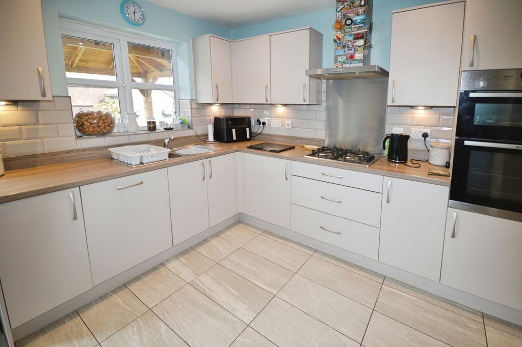 Property photo 2 of 21 Kitchen/Dining Room