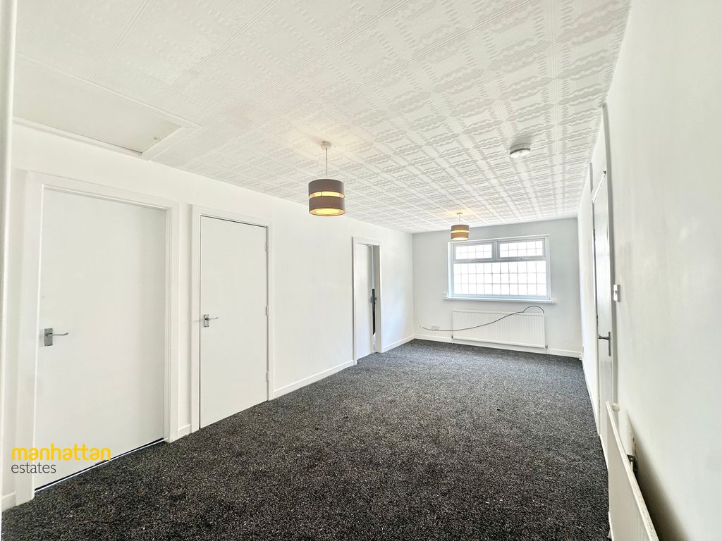 Property photo 3 of 18 Lounge
