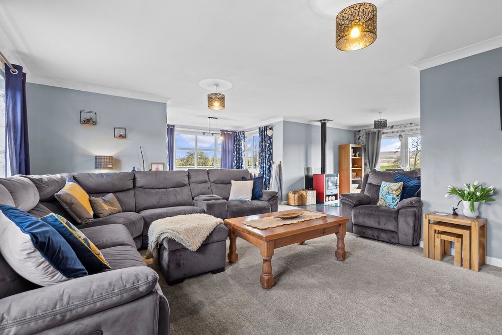 Property photo 3 of 28