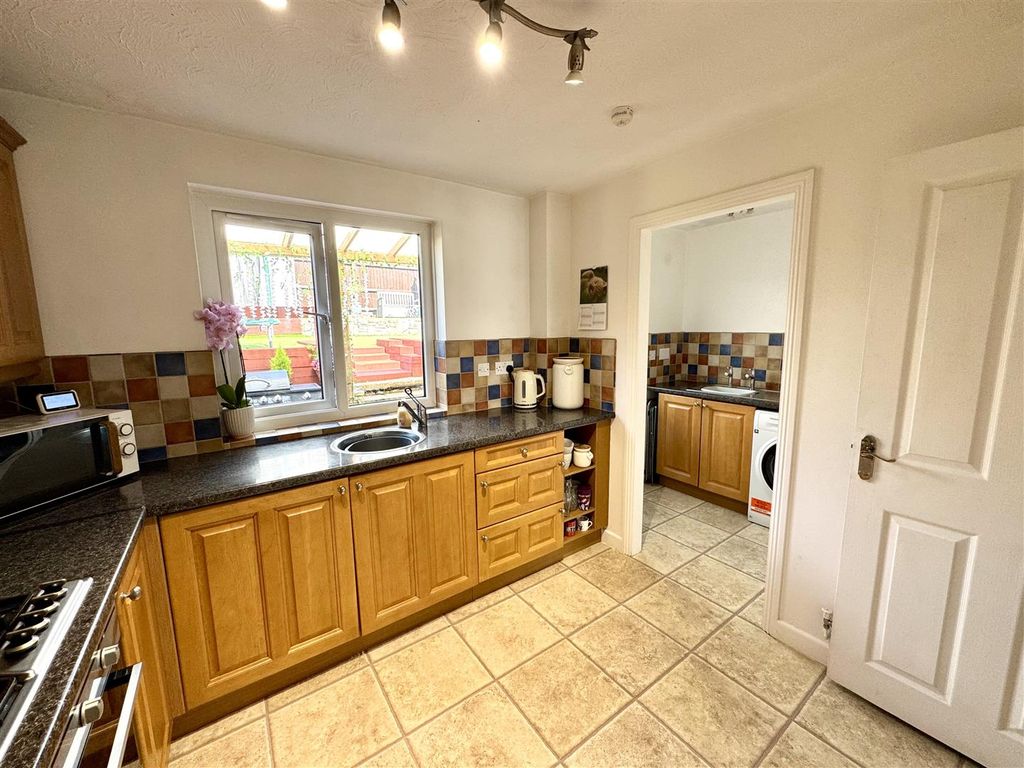 Property photo 3 of 17 Kitchen